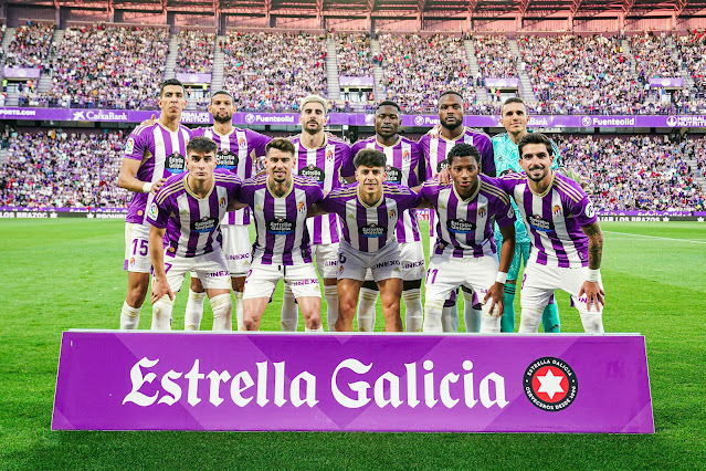 REAL VALLADOLID C. F. Temporada 2022-23. El Yamiq, Joaquín, Kike Pérez, Martin Hongla, Cyle Larin, Jordi Masip. Iván Fresneda, Luis Pérez, Álvaro Aguado, Gonzalo Plata, Monchu. REAL VALLADOLID C. F. 2 🆚 CLUB ATLÉTICO DE MADRID 5 Domingo 30/04/2023, 21:00 horas. Campeonato de Liga de 1ª División, jornada 32. Valladolid, estadio José Zorrilla: 23.321 espectadores. GOLES: ⚽0-1: 20’, Nahuel Molina. ⚽0-2: 24’, José María Giménez. ⚽0-3: 38’, Álvaro Morata. ⚽1-3: 42’, Cyle Larin, de penalti. ⚽2-3: 74’, Sergio Escudero. ⚽2-4: 86’, Joaquín Fernández, en propia puerta. ⚽2-5: 90+3’, Memphis Depay.