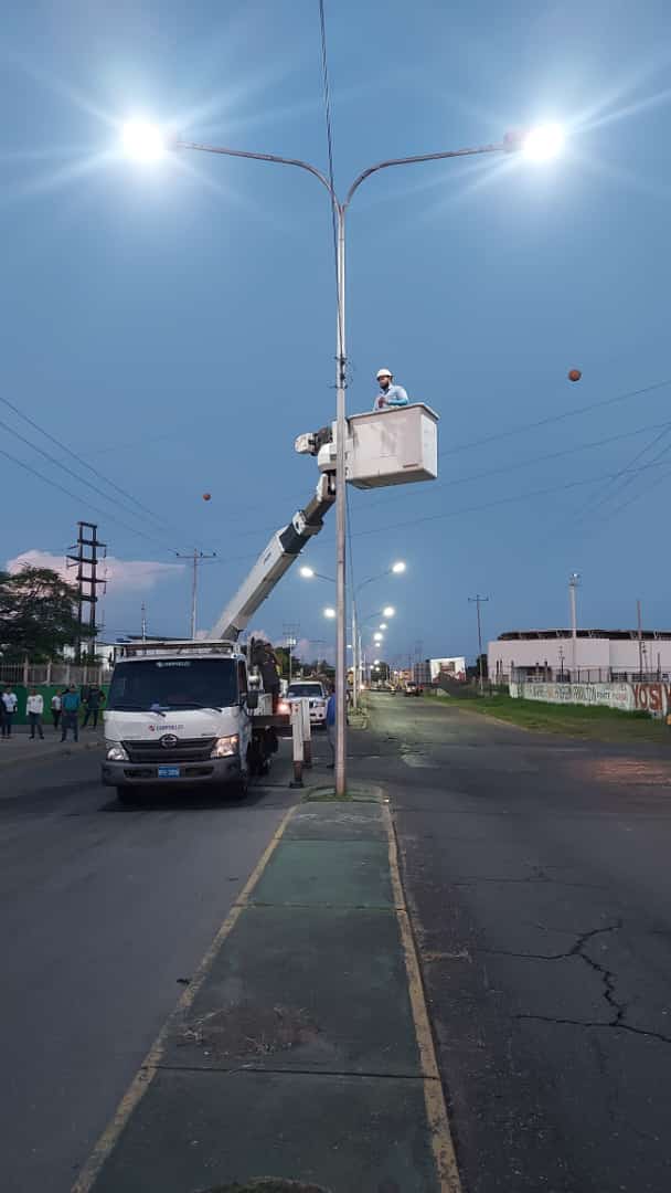 APURE: Corpoelec instala 200 luminarias en la avenida Caracas de San Fernando. 