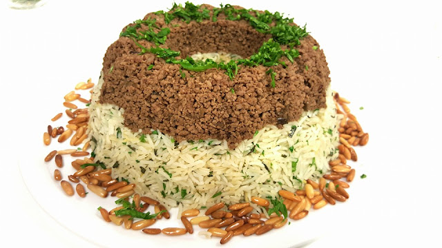 أرز بسمتي بالروزماري في طبق تقديم مزين بالصنوبر والبقدونس