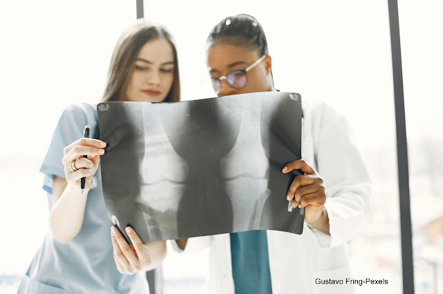 Médicos a verificarem uma radiografia.