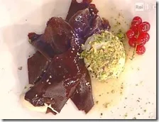 Crêpes al cioccolato con uva fragola e gelato flambé