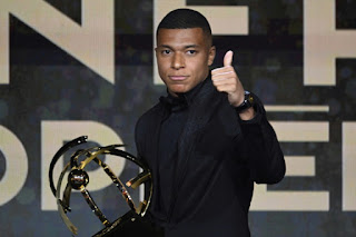 Kylian Mbappé avec le trophée du meilleur joueur de la saison de Ligue 1