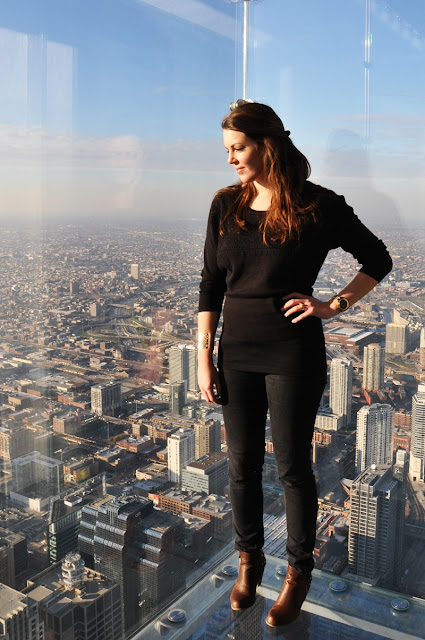 All black outfit in Chicago (Willis Tower); Pullover & Rings: Urban Outfitters; Watch: Guess; Trouser & Bracelet: H&M; Shoes: Dosenbach