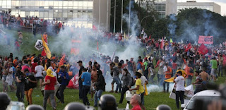 Brasília: Manifestantes ateiam fogo, capotam carros e depredam Ministérios  