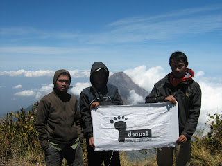 Puncak Merbabu 3142 mdpl dengan background Gunung Merapi