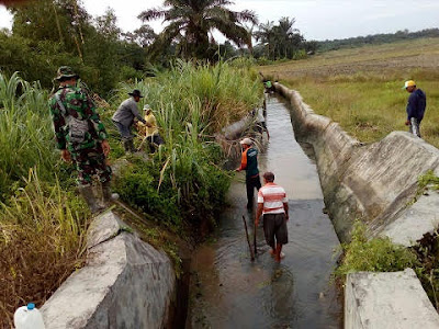 Serda Lilik Memantau Saluran Irigasi yang Sedang Diperbaiki