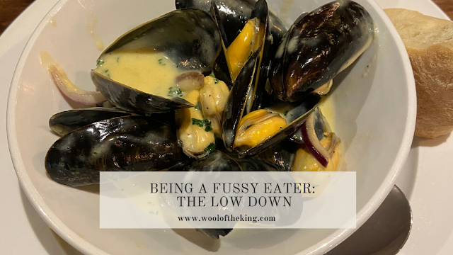 Mussels in garlic sauce with caption