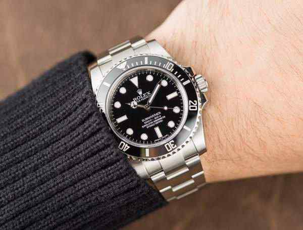 La réplique classique de la montre suisse Rolex Submariner 114060 au poignet