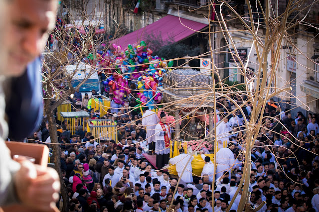Festa di Sant'Agata a Catania-Giro esterno-Processione dei fedeli devoti-La vara