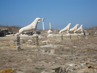 Χλιδή στη Μύκονο, εγκατάλειψη στη Δήλο