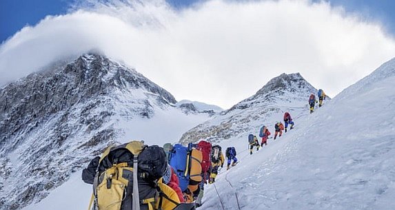 MUNDO: tiendas de campaña del Everest están atestadas de montañeros y con problemas de seguridad.