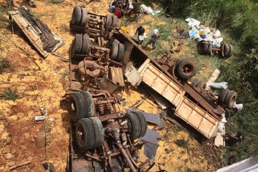 Motorista morre após carreta sair da pista e cair de ponte