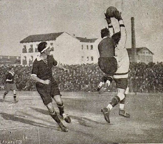 Zamora bloca un balón ante la acometividad de Zabala. Unos días antes del partido ESPAÑA – PORTUGAL (16/12/1923) se jugó un partido de entrenamiento en Madrid para decidir los hombres que compondrían el equipo titular. SELECCIÓN DE LOS PROBABLES 3 SELECCIÓN DE LOS POSIBLES 1 Miércoles 12/12/1923. Entrenamiento con público. Madrid, campo del Racing de Madrid.