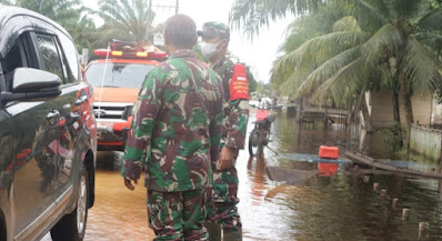 Tinjau Lokasi Banjir, Dandim Aceh Barat Himbau Warga Untuk Selalu Waspada Dan Tetap Jaga Protokol Kesehatan