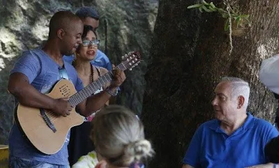 Benjamin Netanyahu passeia pelo Rio e ouve MPB