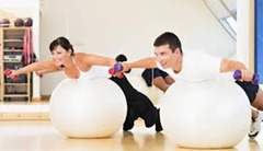 hombre y mujer haciendo pelota
