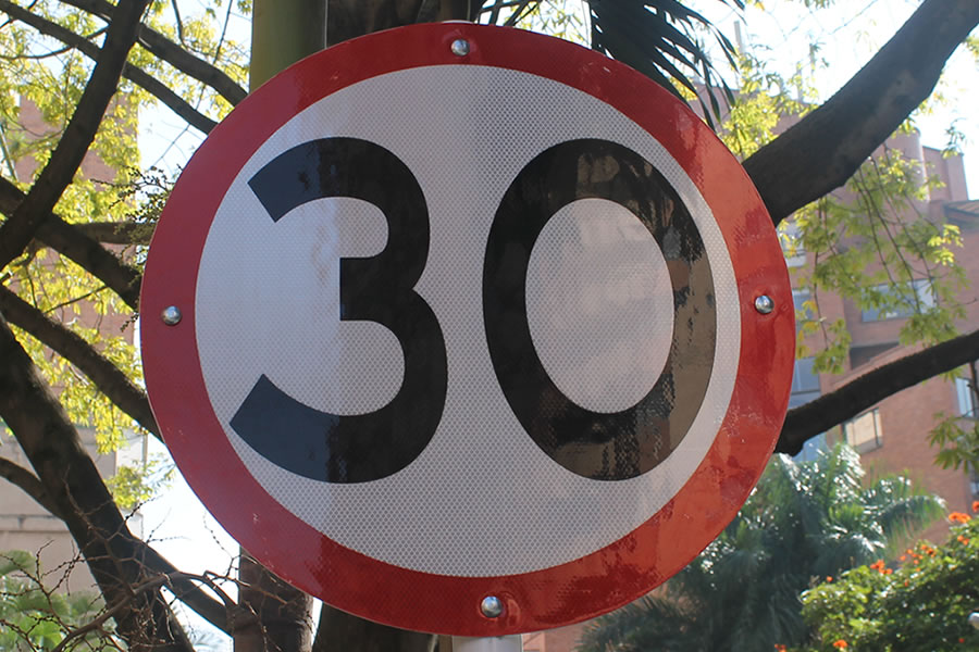 Señal de límite de velocidad. Foto por: Juan Carlos Morales S.