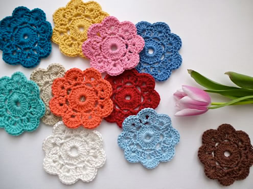 Easy crochet pattern: flowers (photo by: My Rosevalley) | Happy in Red