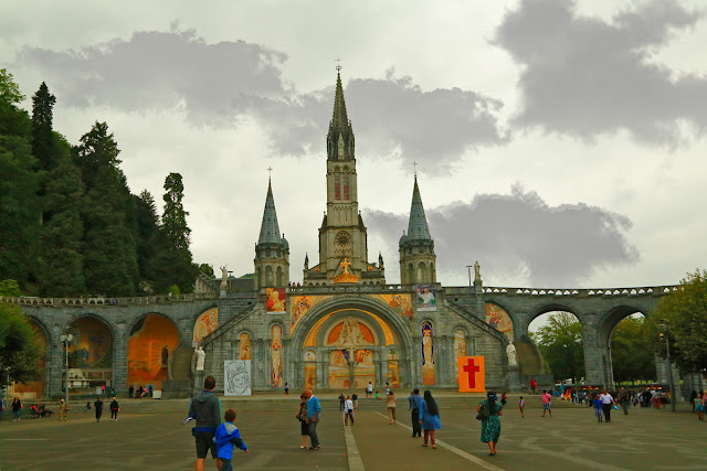 Rosary Basilica and the Basilica of the Immaculate Conception. Lourdes. France. Базилика Розария и базилика Непорочного Зачатия. Лурд. Франция.