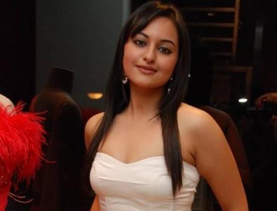 Sonakshi Sinha Wallpapers, Sonakshi Sinha Hot Photos, Images