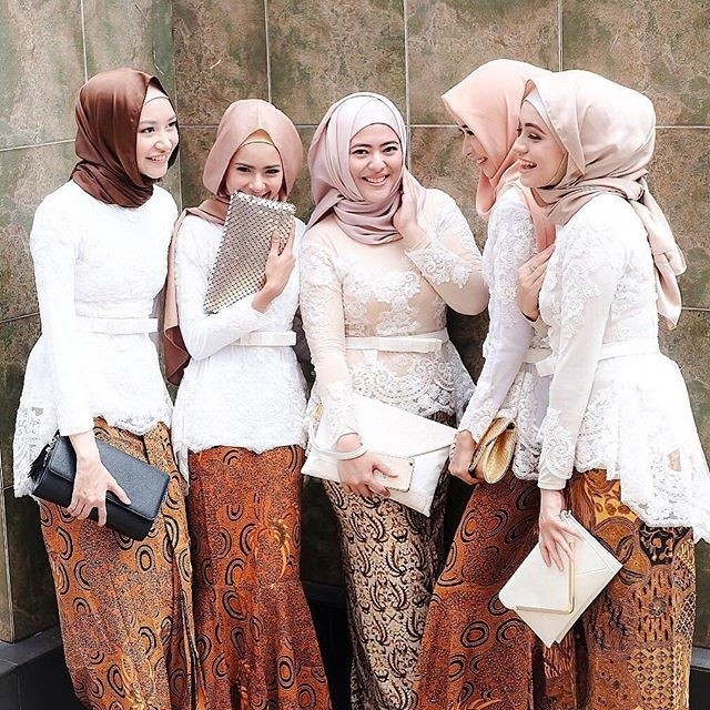  Model  Kebaya Putih Hijab  Rok Batik  Solo Inspirasi Kebaya 