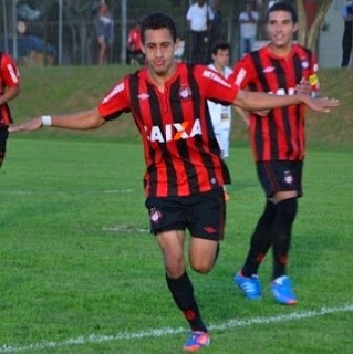 Gustavo Marmentini comemora seu gol pelo Atlético Paranaense.