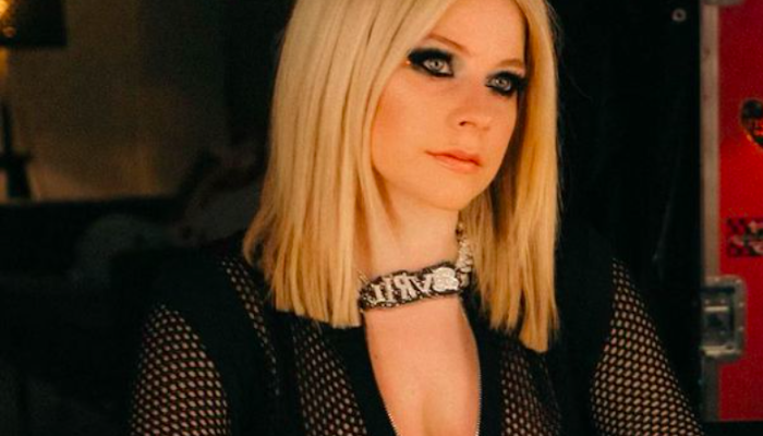 Avril Lavigne deslumbra con conjunto de cuero completamente negro