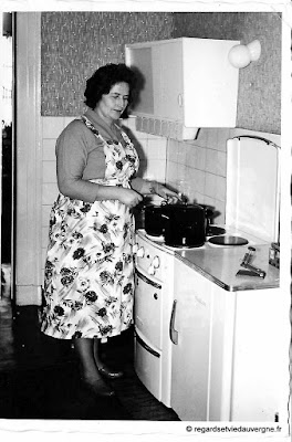 Photo de famille noir et blanc, femme en cuisine 1960