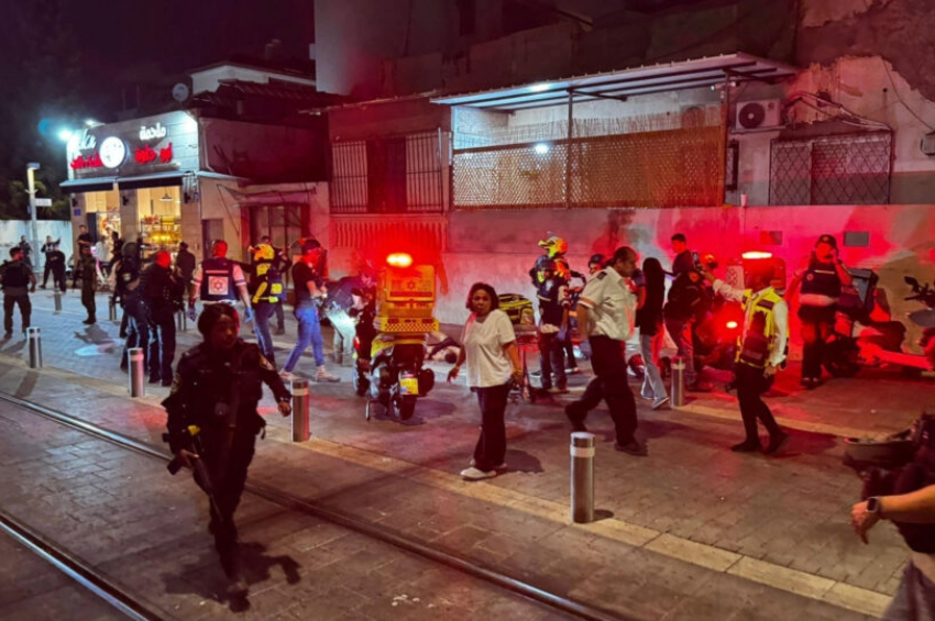 Local do ataque em Jaffa, ao sul de Tel Aviv, no qual oito pessoas foram mortas e várias outras ficaram feridas | Foto: EFE/Serviço de Emergência de Israel