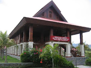 Rumah Adat Gorontalo (doloupa ) ~ Bumi Nusantara
