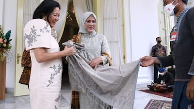 Ibu Iriana Ajak Istri Presiden Filipina Melihat Pameran Kain Asli Suku Badui