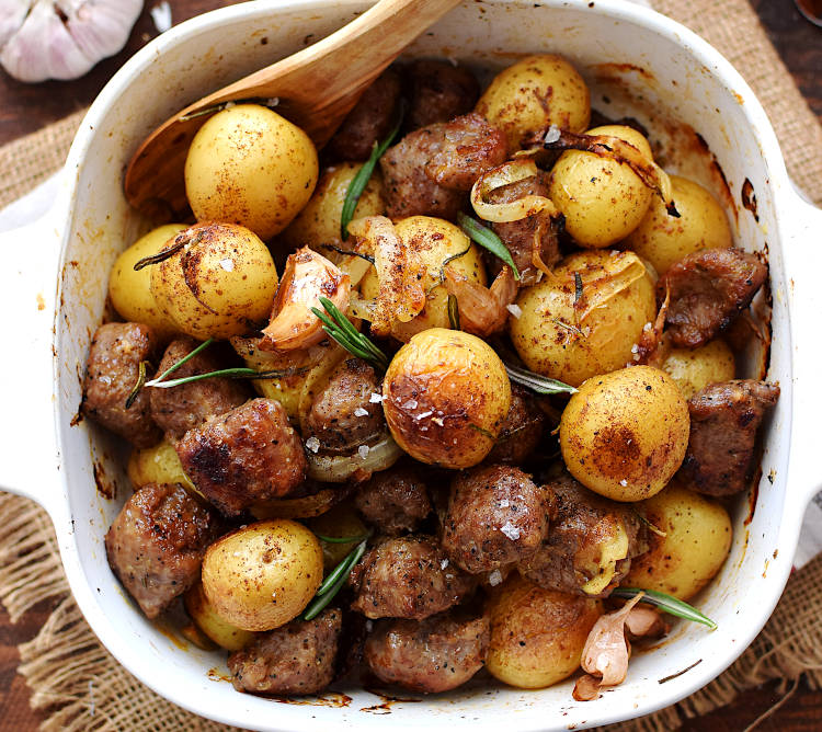 Rociar las papas y chorizo con paprika (pimentón ahumado) recién salidas del horno