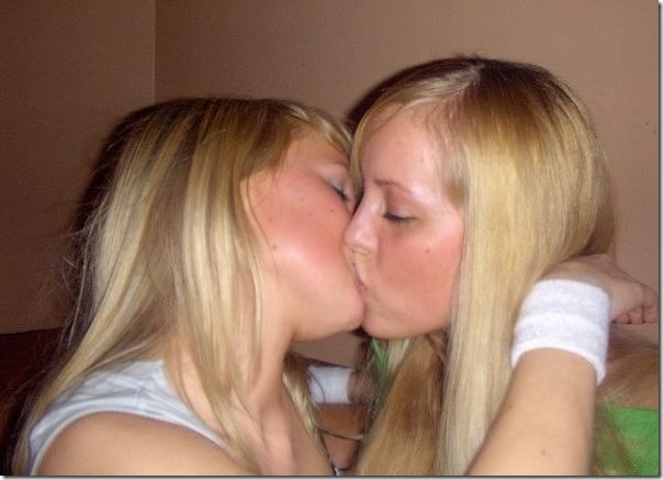 As garotas se beijando (25)