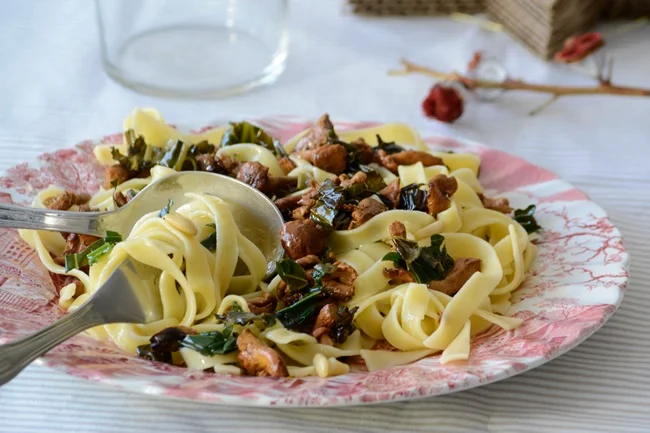 Tagliatelles con setas, espigalls y piñones