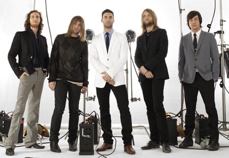 Jesse Carmichael di keyboard, James Valentine di gitar dan backing vokal