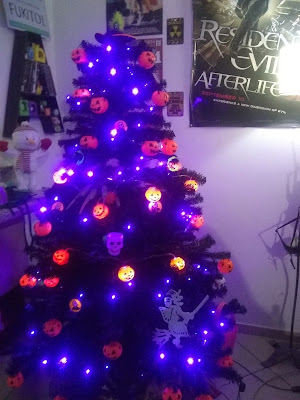 Our Halloween tree with ornaments bought at Smile Disfraces Cotillon in Cordoba City, Argentina