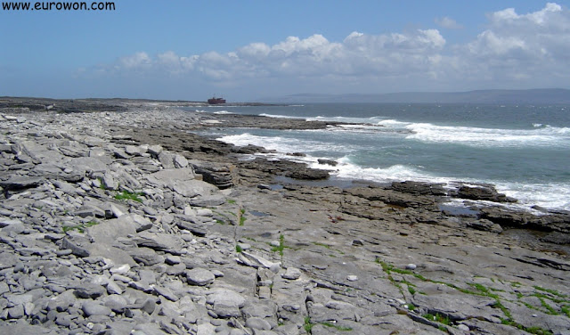 Costa de Inisheer en la islas Aran de Irlanda