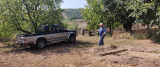 Thomas arrives with stones