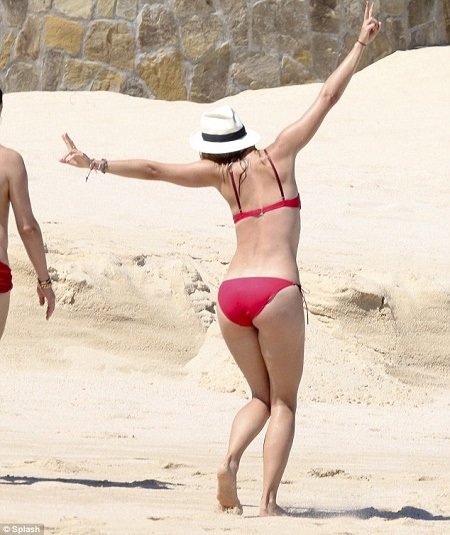 Amidst Drug Test Scandal, Maria Sharapova Dances Away in Bikini at the Beach (Photos)
