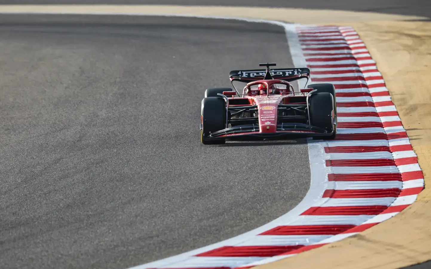 Charles Leclerc con la Ferrari nei test in Bahrain 2024