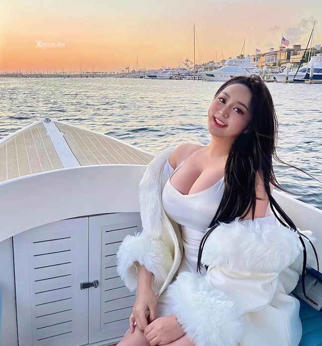 Cô nàng ngực khủng Rebecca Liu thích mặc bikini sở hữu nhan sắc vạn người mê