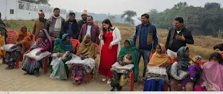 जौनपुर: एसडीएम नेहा मिश्रा ने निर्धनों को बांटा कंबल   | #NayaSaveraNetwork