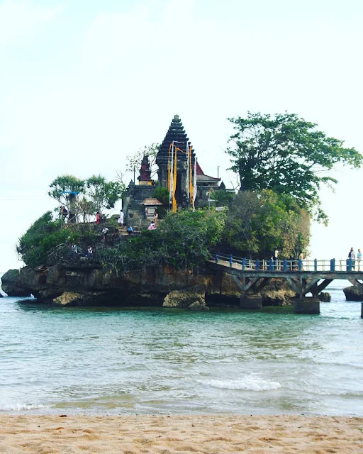 foto pura di pulau ismoyo pantai balekambang