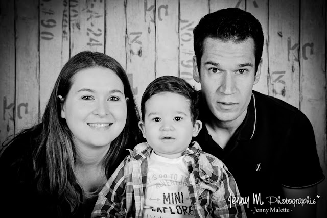 portrait famille en noir et blanc en studio