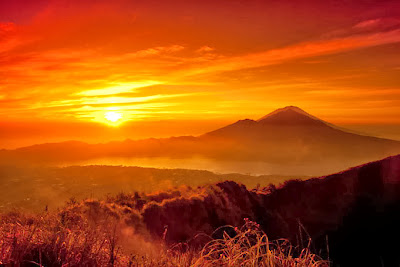 climb mount Batur, trekking on Mt Batur, paragliding, advetnure in Bali, holiday in paradise