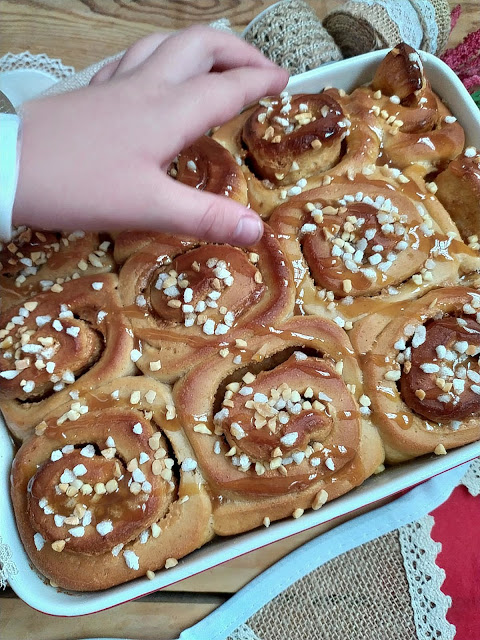 Receta de rollos de canela rellenos de crema de turrón de Jijona cinnamon rolls desayuno merienda postre azúcar almendra masa levadura horno Cuca queso crema relleno