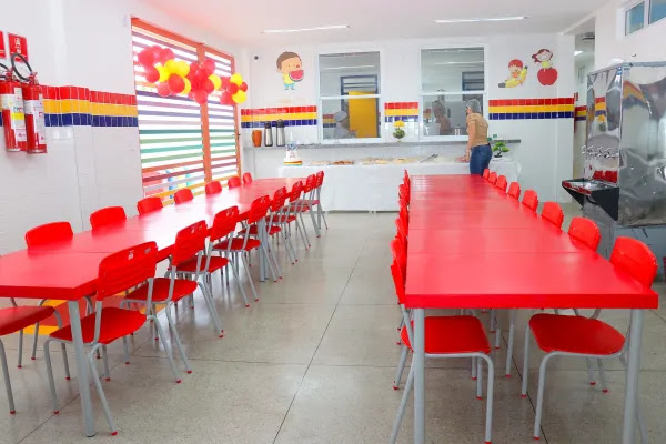 No Funcionários 3, Cícero Lucena entrega Ninho do Saber Maria de Nazaré