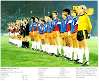 SELECCIÓN DE HOLANDA - Temporada 1986-87 - Ruud Gullit, Marco Van Basten, Jan Wouters, Simon Tahamata, Ronald Koeman, Sinny Silooy, Ronald Spelbos, Adri Van Tiggelen, Frank Rijkaard, Johnny Van't Schip y Hans Van Breukelen - HUNGRÍA 0 HOLANDA 1 (Van Basten) - 15/10/1986 - Eurocopa de Naciones 1988, fase de clasificación - Budapest, Hungría, Nepstadion - Los equipos de Hungría y Holanda, junto con el árbitro Bruno Galler y sus asistentes, posan antes del choque