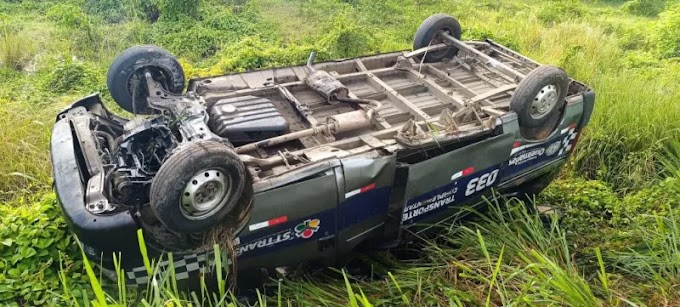 Micro-ônibus capota na BR-104 e deixa motorista e três passageiras feridas