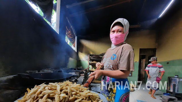 Pernah Bekerja Dijaringan Telekomunikasi, Warga Kesongo Banting Setir Memproduksi Aneka Kripik Ikan, Kini Sukses dan Raub Untung Hingga Puluhan Juta Rupiah